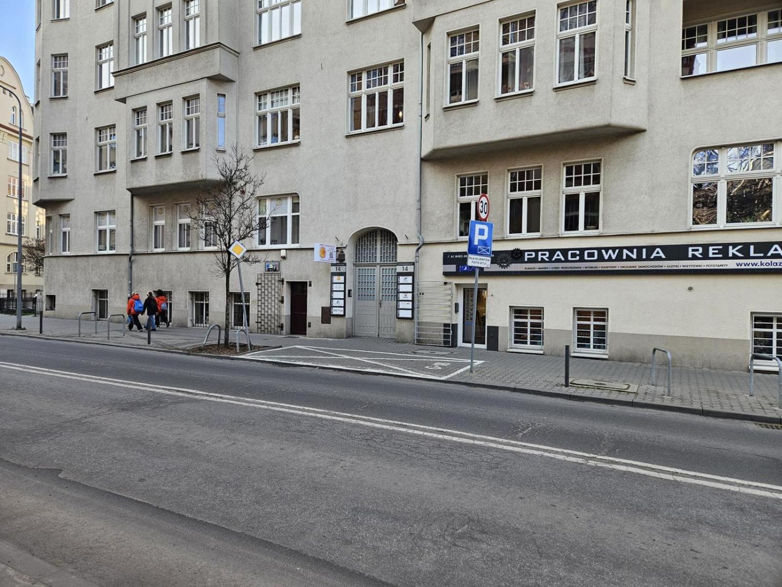 Happy House Hostel Познань Экстерьер фото